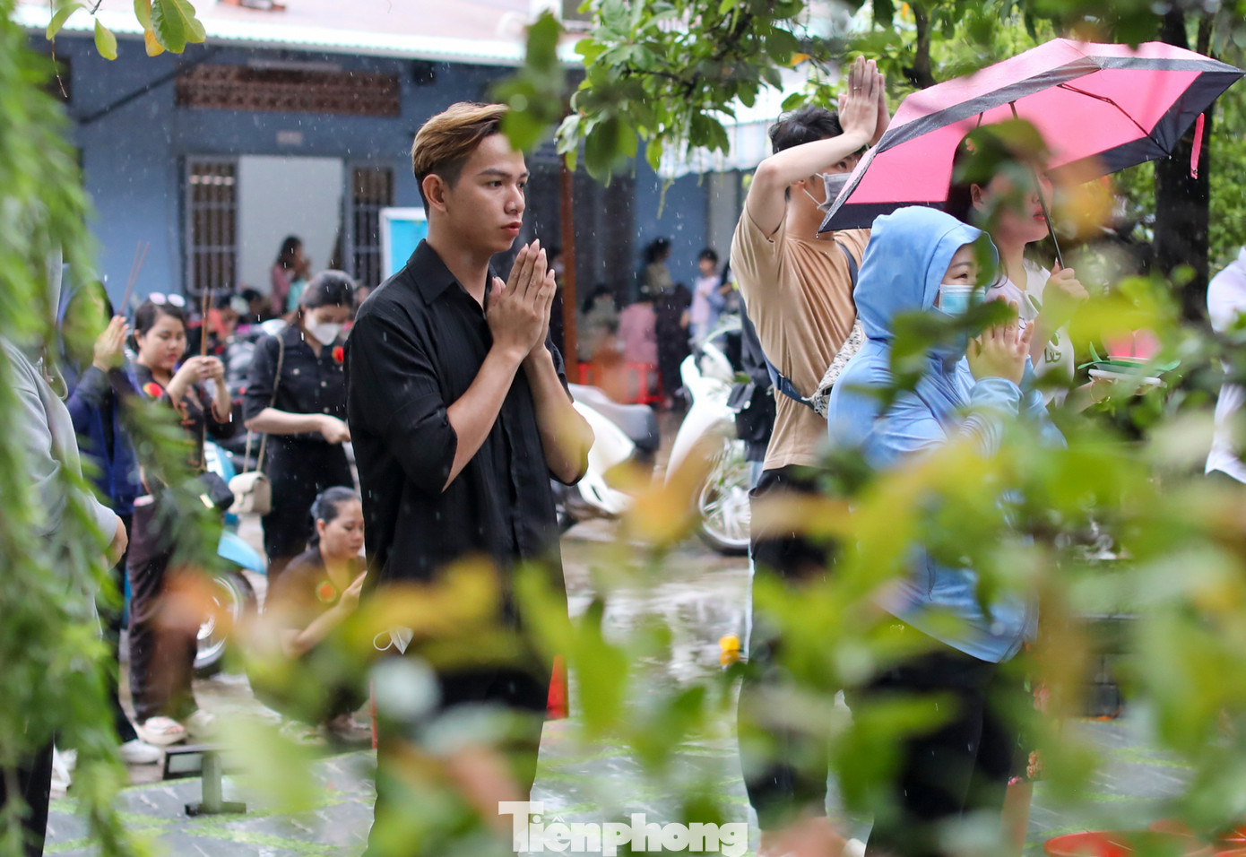 Sau khi phóng sinh, người dân đến thắp hương tại tượng Phật bà đặt trong khuôn viên chùa Diệu Pháp để cầu bình an cho gia đình và người thân trong dịp rằm tháng 7.