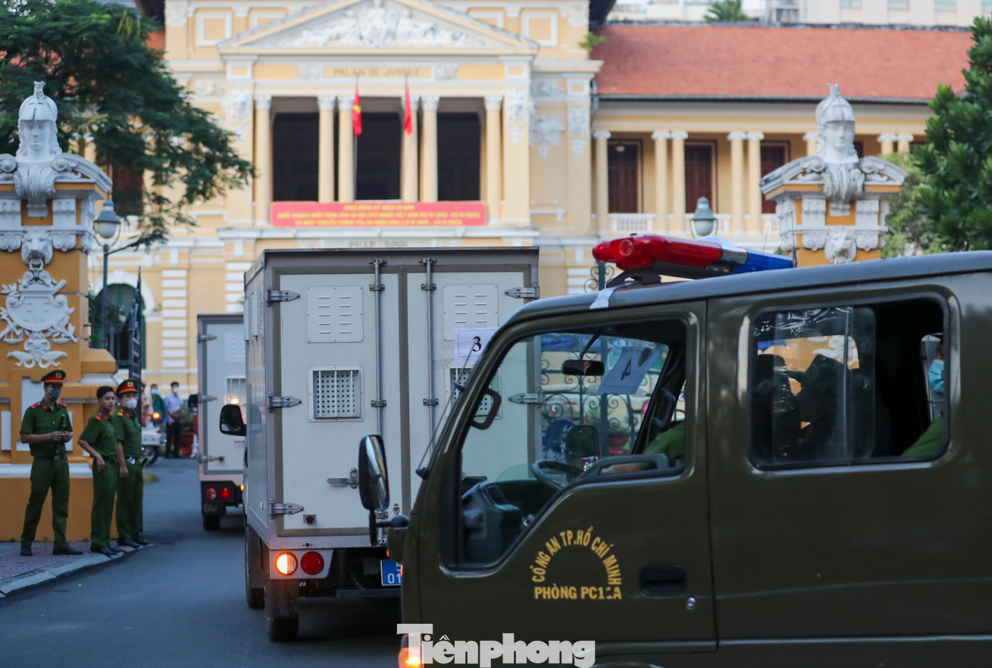 Từ sáng sớm, cả trăm cảnh sát đã có mặt để giữ an ninh trật tự từ cổng TAND TPHCM vào sân và phòng xử án.