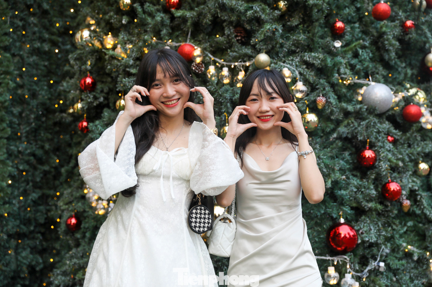 Bạn Hoa (quận Bình Thạnh) chia sẻ: "Năm nào em cũng rủ bạn bè lên đây từ sớm để tranh thủ lưu lại những hình ảnh làm kỷ niệm. Gần đến ngày Giáng sinh, lượng người rất đông và khó để có được tấm ảnh ưng ý". Bạn Hoa (quận Bình Thạnh) chia sẻ: "Năm nào em cũng rủ bạn bè lên đây từ sớm để tranh thủ lưu lại những hình ảnh làm kỷ niệm. Gần đến ngày Giáng sinh, lượng người rất đông và khó để có được tấm ảnh ưng ý".