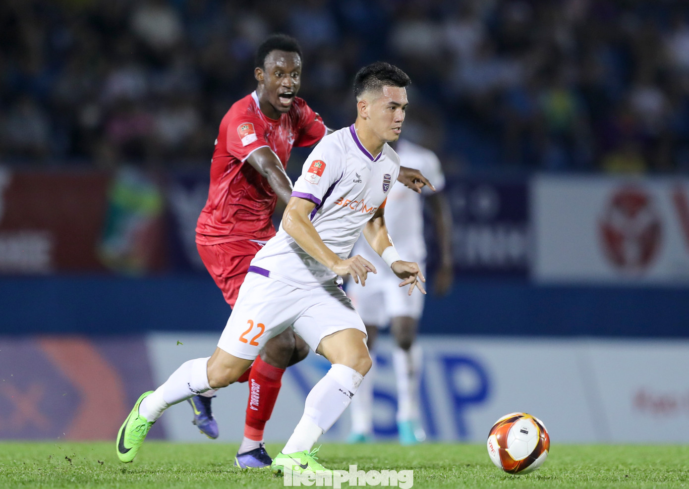 Ngay sau khi Bình Dương có được bàn mở tỷ số thì Tiến Linh được tung vào sân để giúp đội nhà kiểm soát thế trận tốt hơn ở phần sân đối thủ.