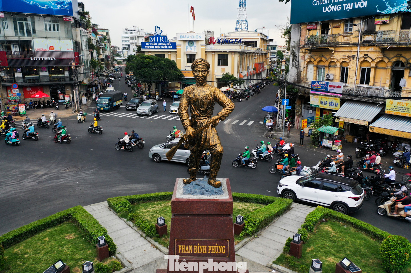 Cách đó 2 km, tượng Phan Đình Phùng, trước Bưu điện quận 5, cũng được sơn sửa, tân trang. Đây là một trong bảy tượng đài còn lại từ trước năm 1975 đến nay tại thành phố.
