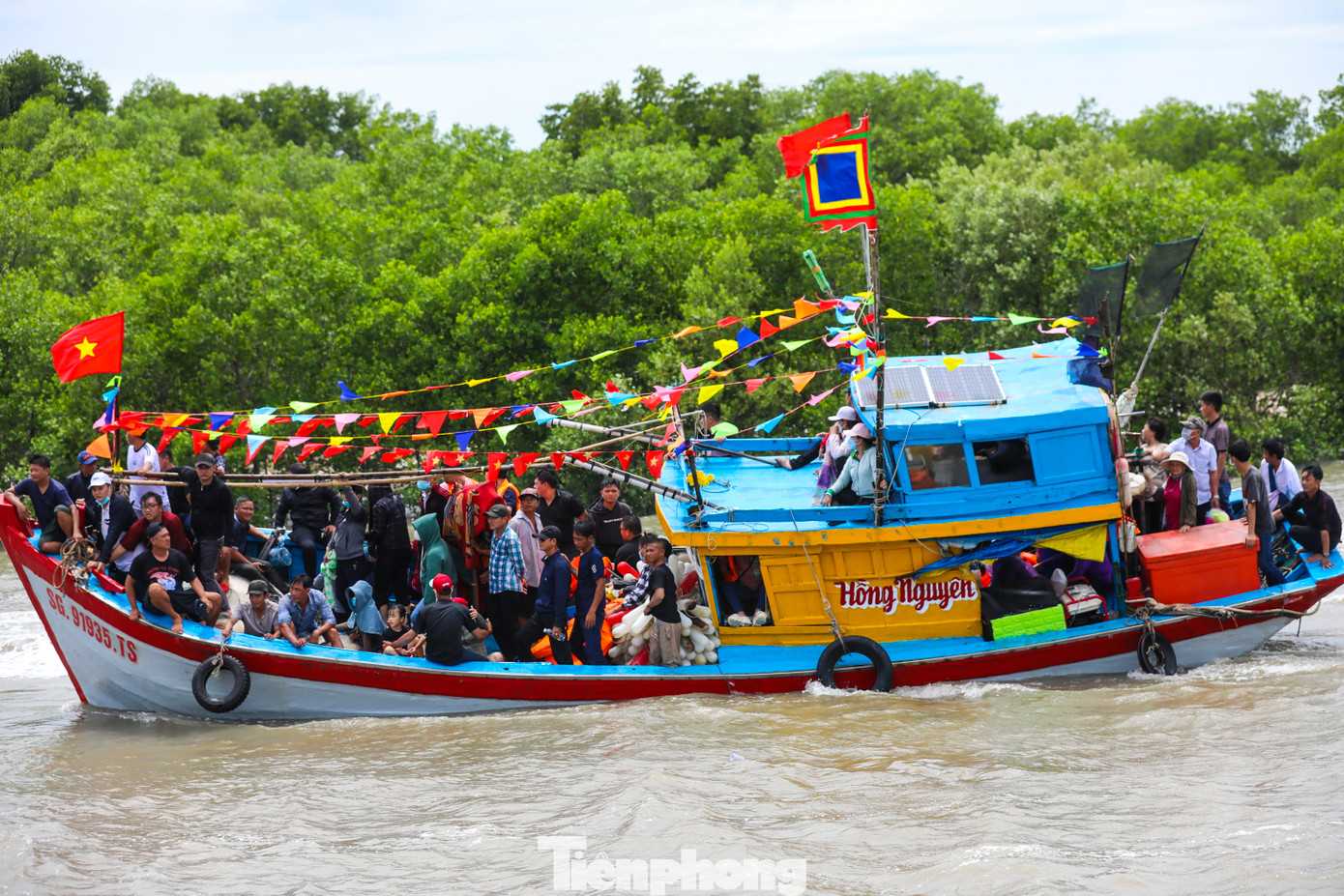 Một ghe tàu với lượng người quá tải chênh vênh gần bến đò.