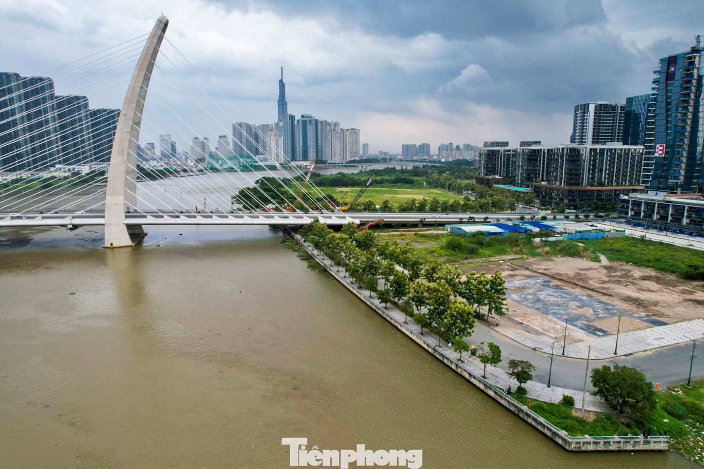 Việc cải tạo không gian bờ sông Sài Gòn phía Thủ Thiêm dự kiến sẽ hoàn thành vào Tết Dương lịch năm 2024 bằng nguồn vốn xã hội hóa. Tuyến đường sau khi được hoàn thiện sẽ là địa điểm đắc địa cho người dân đến để chiêm ngưỡng pháo hoa mỗi dịp lễ, tết ở TPHCM từ năm 2024.