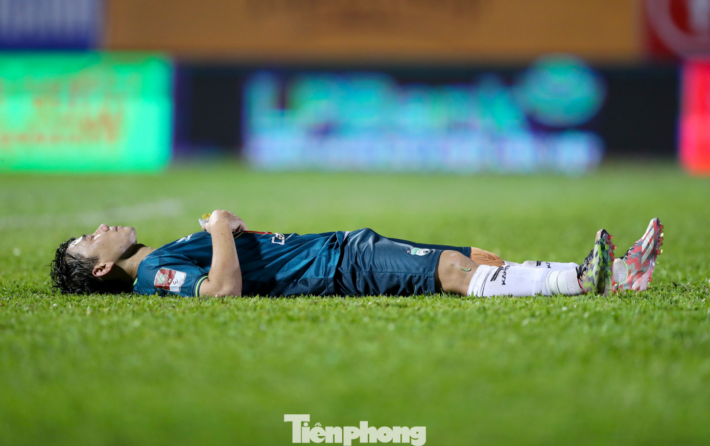 Tuy nhiên, HAGL chơi thiếu tập trung và đã để Thể Công Viettel có liên tiếp 2 bàn thắng và chấp nhận thất bại chung cuộc 2-1. Ngay sau tiếng còi kết thúc trận đấu, Minh Vương không giấu được sự thất vọng và đổ gục xuống sân.