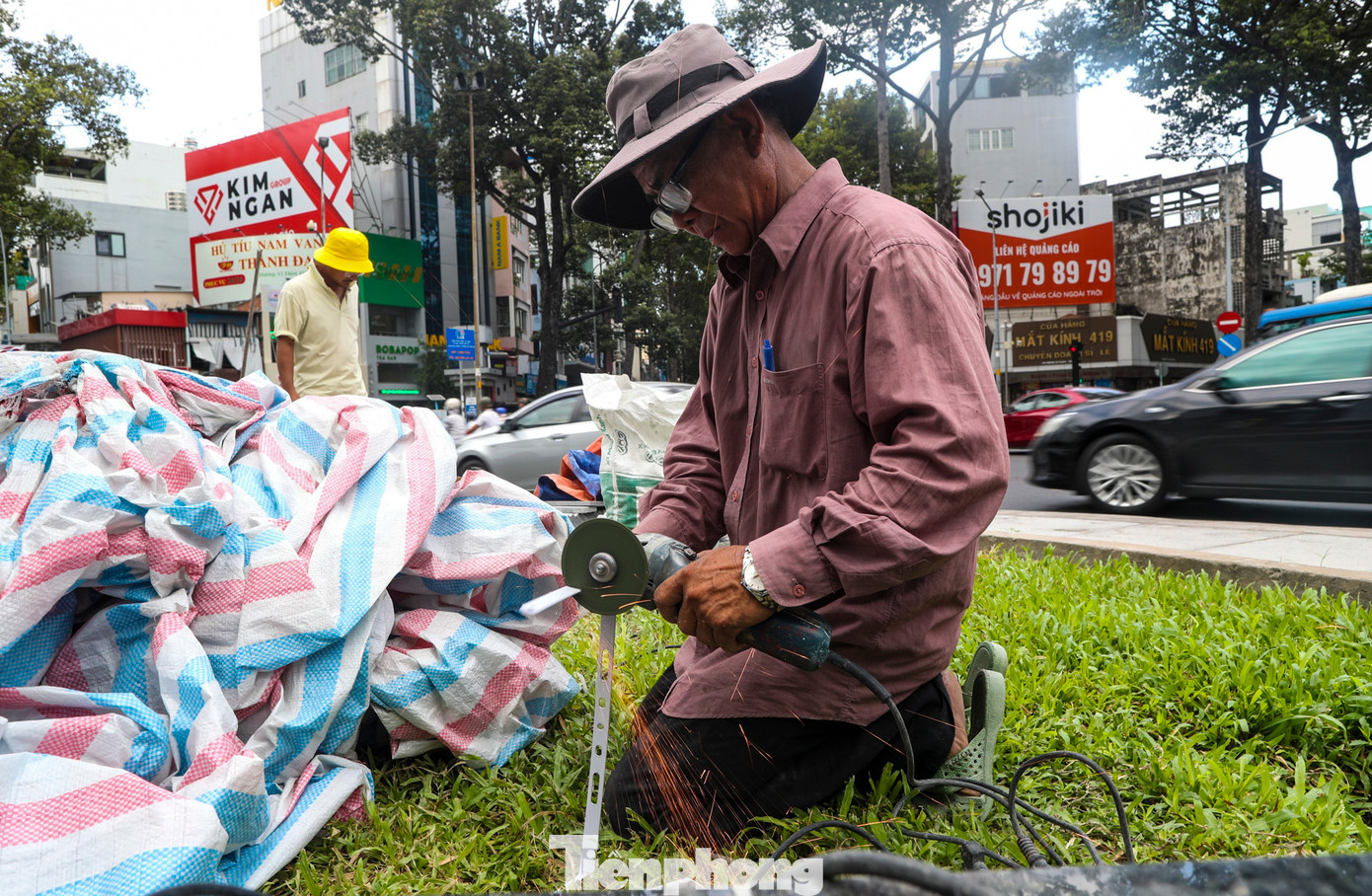 Nhóm công nhân đang gấp rút tiến hành sơn sửa, cải tạo những hạng mục cuối trong việc sửa chữa tượng đài.