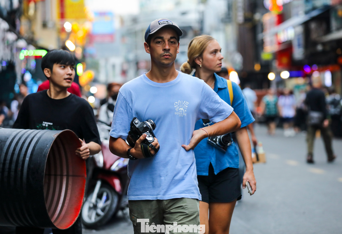 Nhiều du khách nước ngoài cùng tìm đến đây để lưu lại những hình ảnh độc đáo được các nhà hàng và quán bar trang trí.