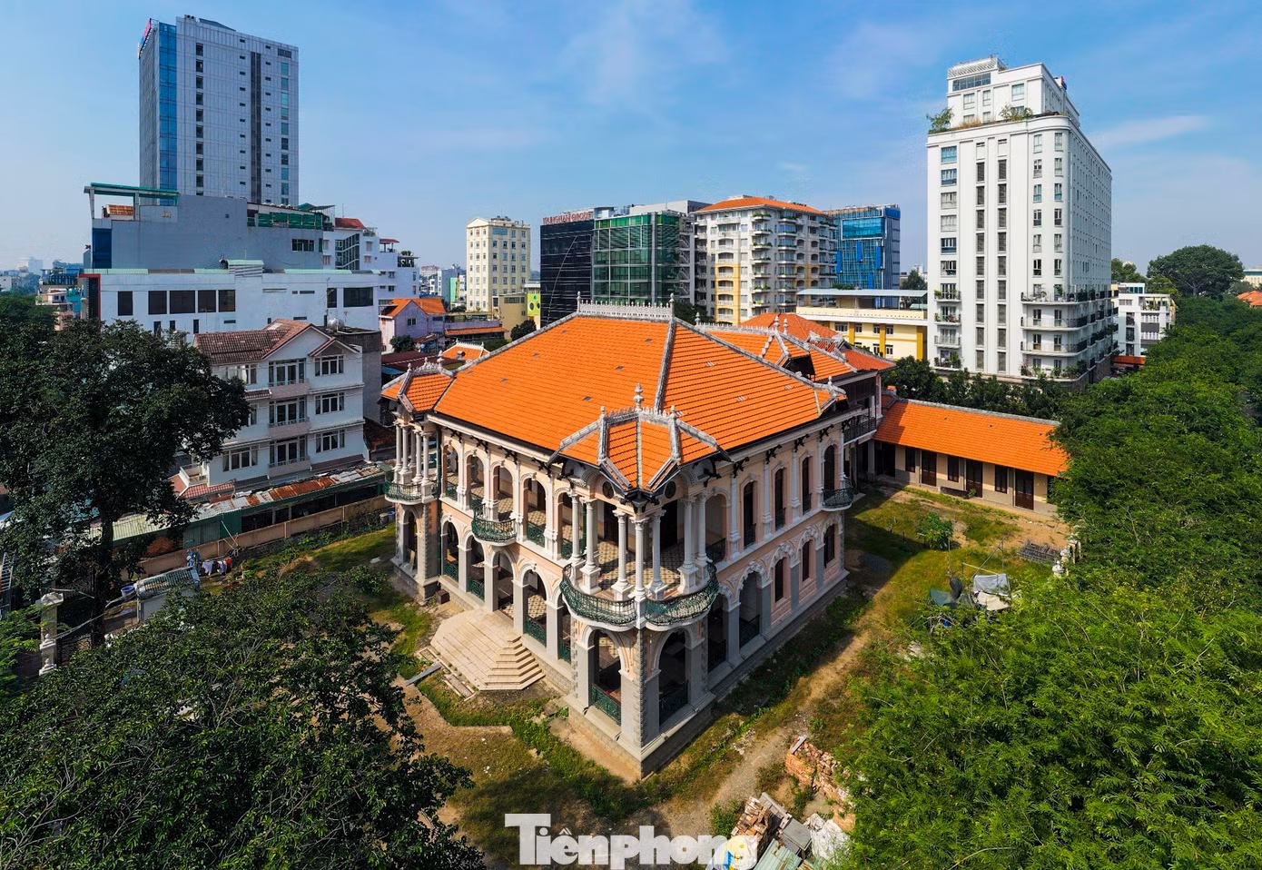 Căn biệt thự cổ tại số 110-112 Võ Văn Tần, quận 3, TPHCM, với diện tích gần 3.000m², là một trong những tài sản mà bà Trương Mỹ Lan mong muốn xin lại. Theo bà Lan, đây là tài sản riêng của gia đình do mẹ bà mua cho con gái bà là Chu Duyệt Phấn.