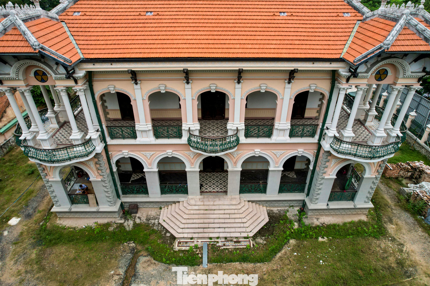 Bảo vệ ở đây cho biết, sau khi bà Trương Mỹ Lan bị bắt, công an đã đến nơi này làm việc rồi nhà thầu đã thông báo đóng cửa công trình, ngưng thi công. Theo quan sát của PV, bên trong đã không còn công nhân nhưng vật tư vật liệu, máy móc vẫn còn ngổn ngang. Tại đây có vài bảo vệ được giữ lại để bảo vệ công trình.