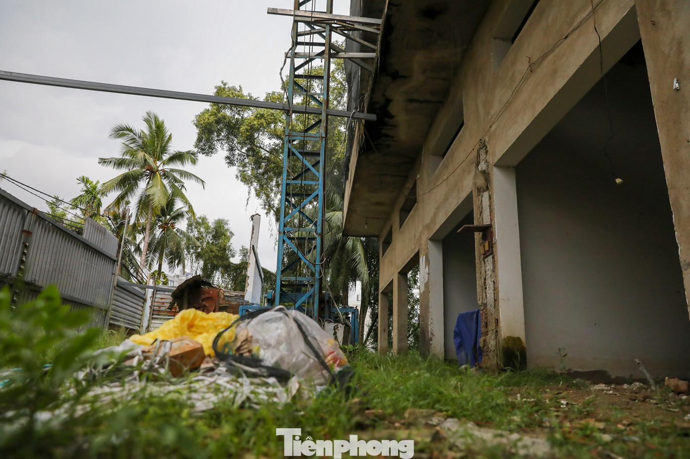 Tầng trệt của dự án, máy móc thi công, vật liệu xây dựng chất đống, nằm ngổn ngang.