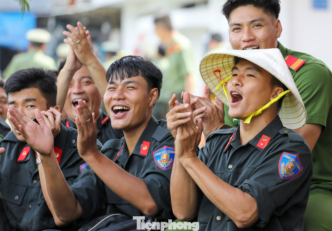 Đông đảo chiến sỹ được mãn nhãn khi xem đồng đội thể hiện các màn thi đấu võ thuật, áp sát mục tiêu đầy kịch tính.