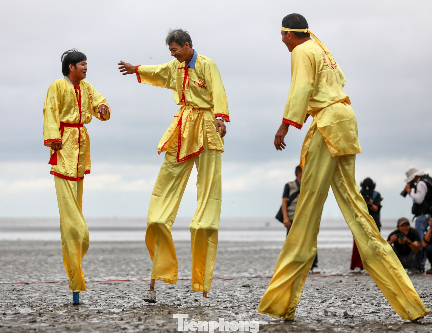 Sau 30 phút thi đấu sôi động, cả hai đội vui vẻ vẫy tay chào các khán giả trước khi rời sân đấu. Sau 30 phút thi đấu sôi động, cả hai đội vui vẻ vẫy tay chào các khán giả trước khi rời sân đấu.