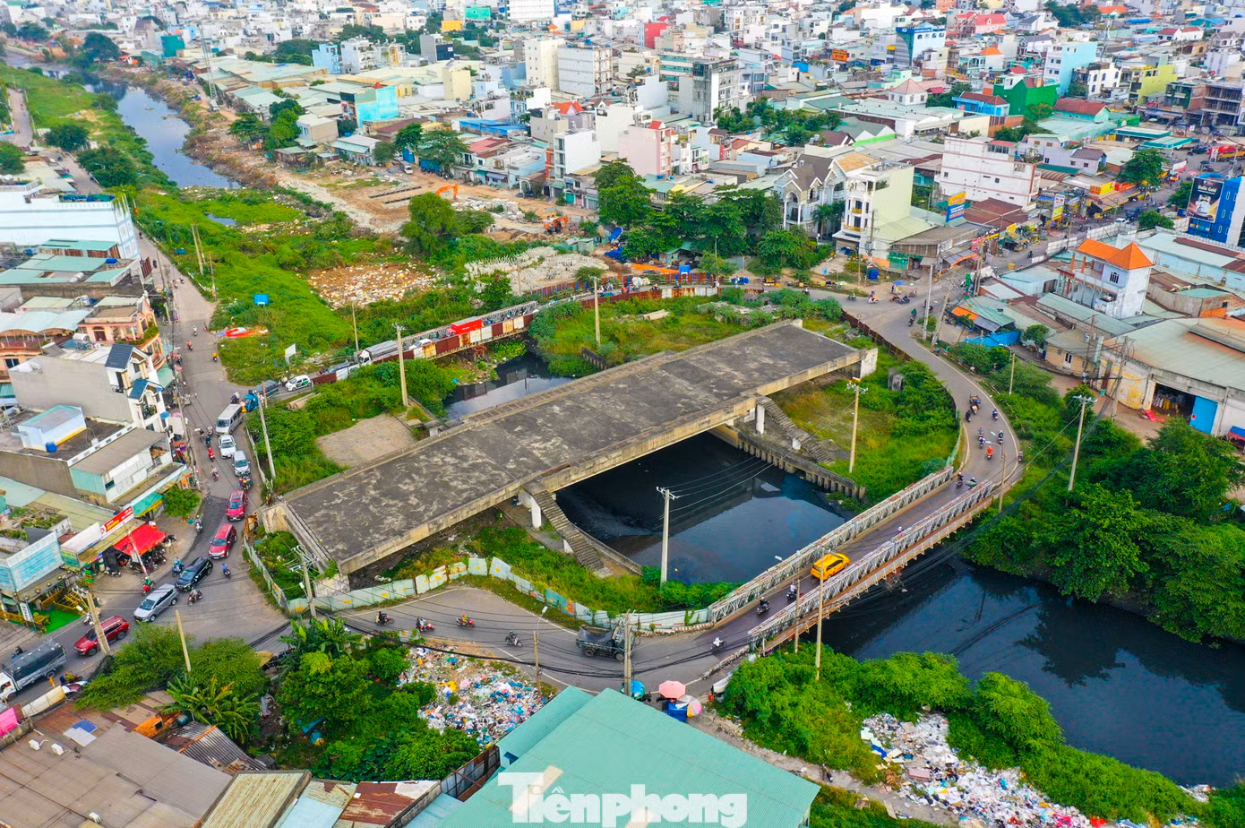 Cuối năm 2022, UBND TPHCM đề xuất chi hơn 491 tỷ đồng từ ngân sách để hoàn thiện cầu Tân Kỳ - Tân Quý và được HĐND TPHCM thông qua. UBND TPHCM đang giao các sở ngành liên quan khẩn trương tham mưu bố trí vốn bổ sung năm 2023 để thực hiện hoàn thành công tác bồi thường, hỗ trợ, tái định cư và thanh toán cho nhà đầu tư đối với phần đã thi công. Sau khi hoàn trả tiền cho nhà đầu tư, thành phố sẽ giải phóng mặt bằng toàn bộ phần còn lại để thi công hoàn thành cầu Tân Kỳ - Tân Quý vào năm 2025.