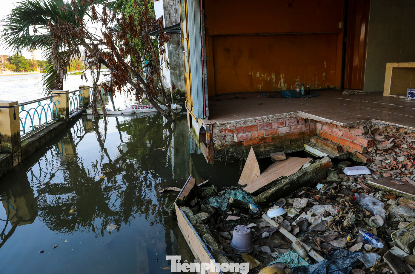 Hiện diễn biến sạt lở ngày càng phức tạp, ảnh hưởng trực tiếp đến các ngôi nhà dân dọc theo tuyến kè. Hiện diễn biến sạt lở ngày càng phức tạp, ảnh hưởng trực tiếp đến các ngôi nhà dân dọc theo tuyến kè.