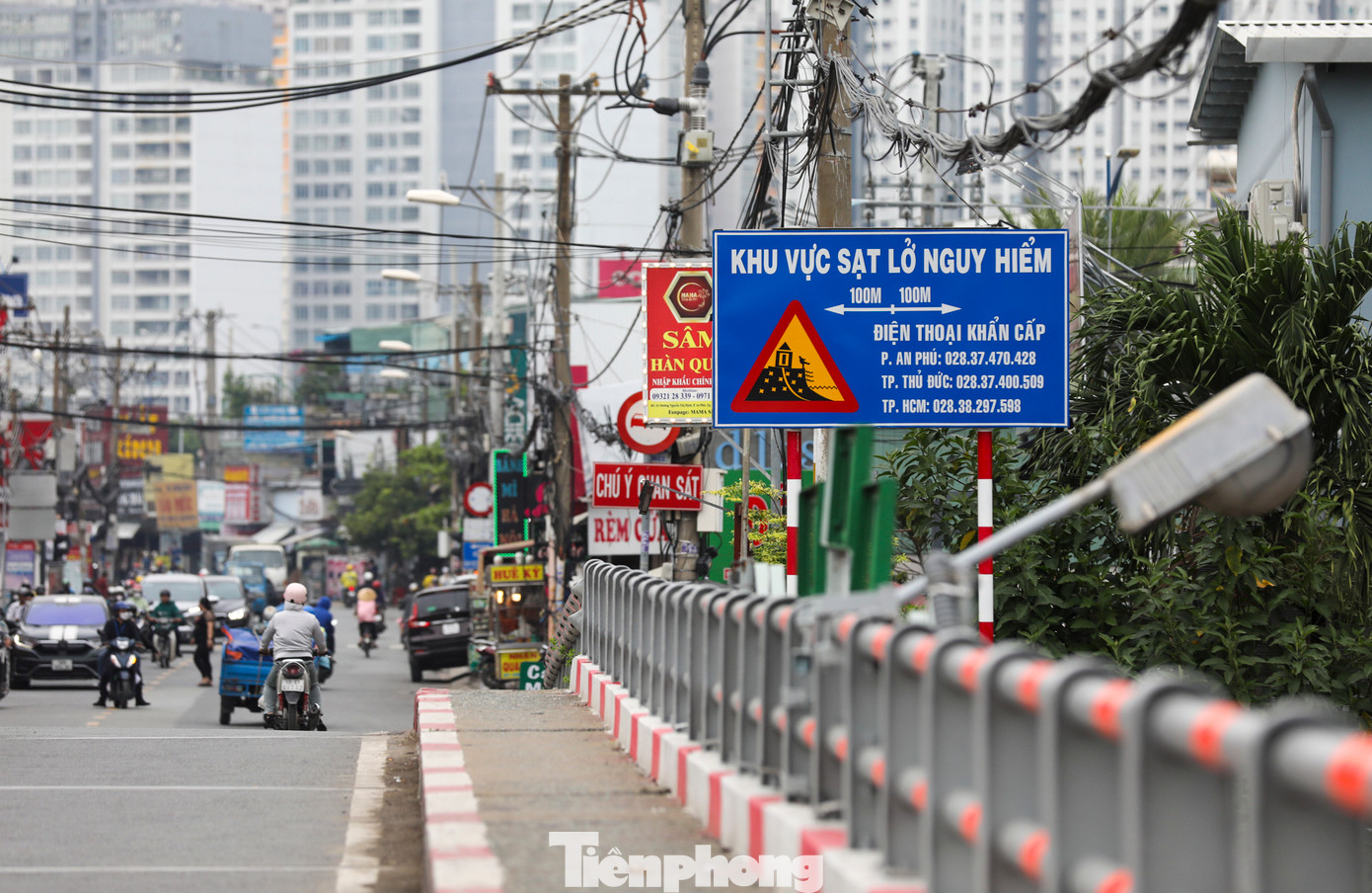 Xung quanh khu vực cầu Giồng Ông Tố là khu vực có dấu hiệu bị sạt lở nặng.