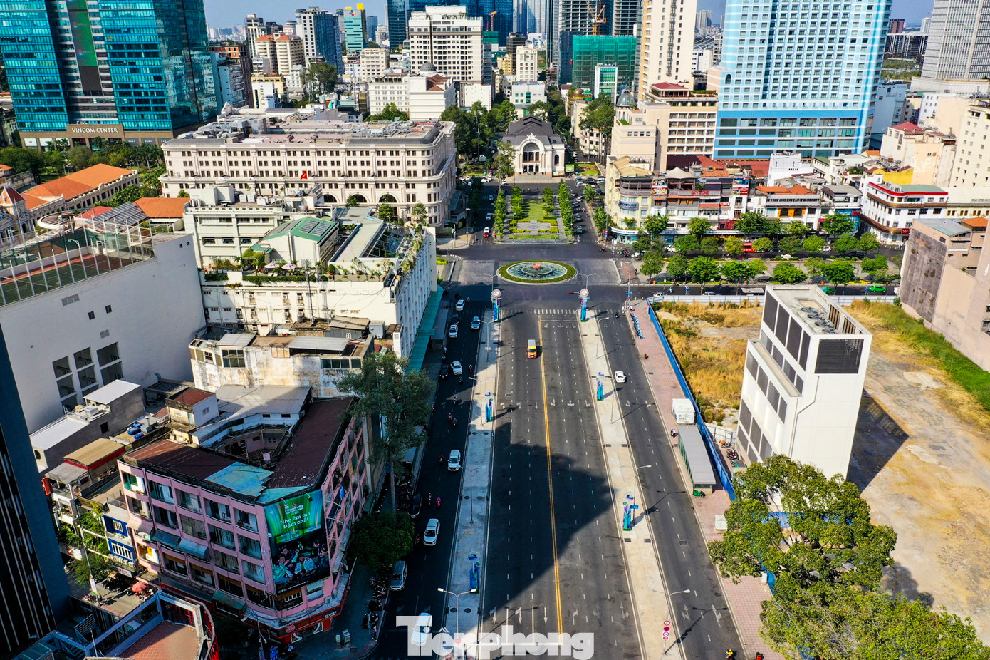 Báo cáo của Cushman &amp; Wakefield xếp đường Đồng Khởi là con phố có mặt bằng bán lẻ cao thứ 13 thế giới giới. Giá thuê tại đường Đồng Khởi là 390 USD/feet vuông/năm (khoảng 101 triệu đồng/m2/năm), tăng 17% so với cùng kỳ năm ngoái.