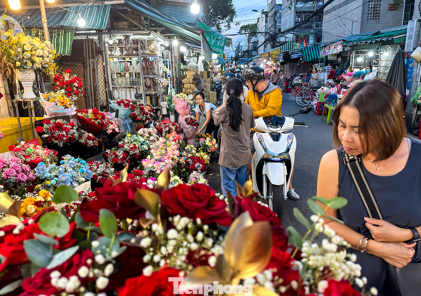 Chợ hoa Hồ Thị Kỷ (quận 10) là một trong những chợ hoa lớn nhất ở trung tâm TPHCM, phần lớn, hoa ở chợ thường được nhập ở Đà Lạt và các tỉnh miền Tây. Đến giờ tan tầm, lượng khách đến đây cũng bắt đầu nhộn nhịp hơn so với buổi sáng.