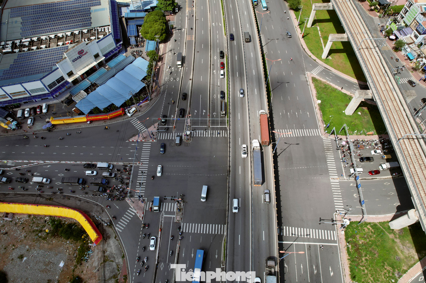 Giao thông tại các ngã tư trên đường Võ Nguyên Giáp vào sáng 23/8 khá thông thoáng, không có tình trạng ùn ứ xe kéo dài như thường lệ.