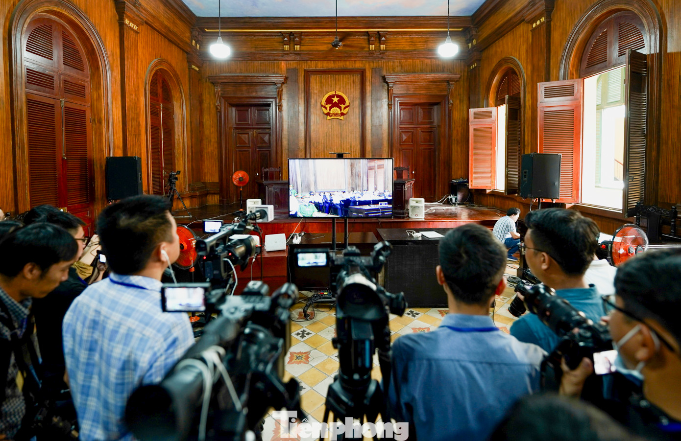 Tất cả phóng viên đều được đưa sang phòng riêng và theo dõi phiên toà qua màn hình chiếu.