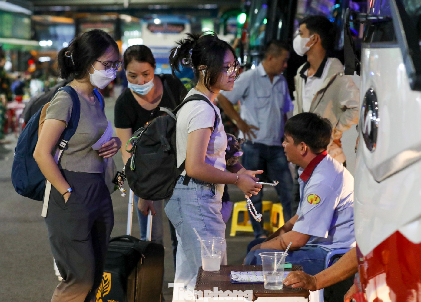 Bạn Kim Dung (quê ở Gia Lai) chia sẻ: "Năm nay lịch nghỉ Tết Dương lịch không quá dài nên em tranh thủ cùng bạn về quê thăm gia đình ít ngày trước khi trở lại trường tập trung cho việc học tập sắp tới".