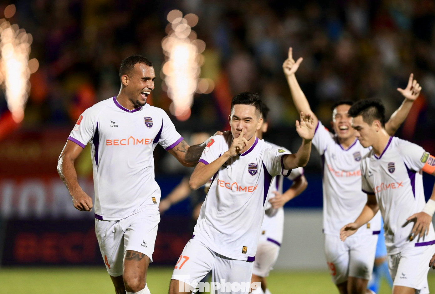 Chủ nhà Bình Dương có lời đáp trả ngay sau đó ít phút khi có được 2 bàn thắng liên tiếp do công của Võ Hoàng Minh Khoa. Chủ nhà Bình Dương có lời đáp trả ngay sau đó ít phút khi có được 2 bàn thắng liên tiếp do công của Võ Hoàng Minh Khoa.