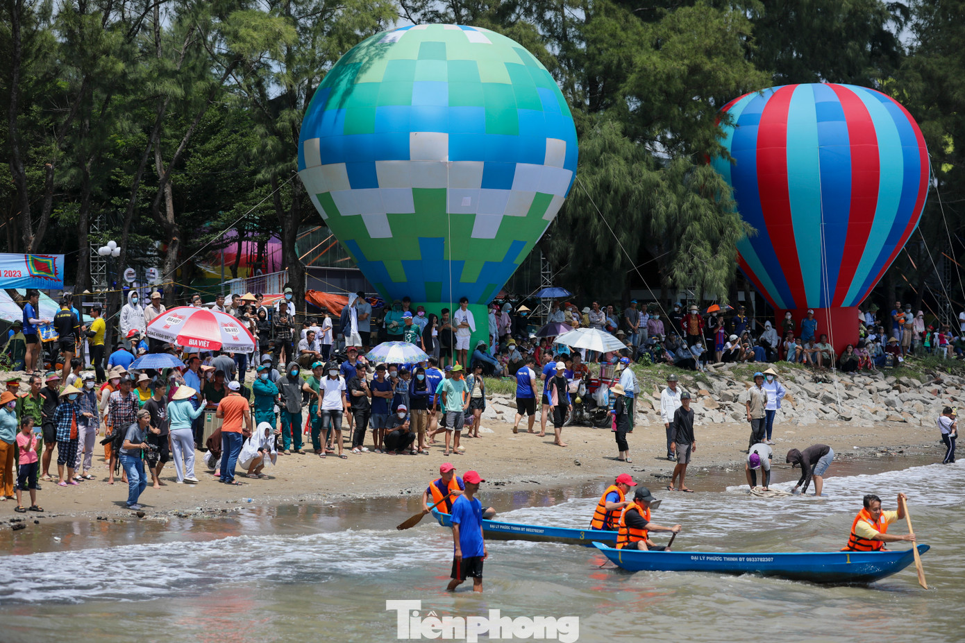 Trước đó, buổi sáng cùng ngày, tại khu vực bãi biển cũng diễn ra nhiều hoạt động như biểu diễn khinh khí cầu và đua thuyền, thi chạy điền kinh, trò chơi vận động dưới nước. Trên bờ, đông đảo người dân đội nắng để cổ vũ cho các vận động viên không chuyên tham gia các nội dung thi đấu thể thao.