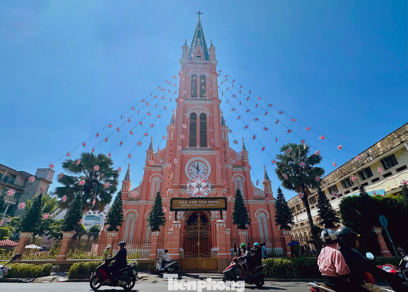 Nhà thờ Tân Định hay còn gọi là Nhà thờ Thánh Tâm Chúa Giêsu - Tân Định tọa lạc trên đường Hai Bà Trưng (quận 3, TPHCM). Vừa qua, nhà thờ này lọt vào danh sách 8 điểm đến thỏa lòng cho những tín đồ yêu màu hồng, thích vi vu trên khắp thế giới do tờ Hindustan Times (Ấn Độ) bình chọn.
