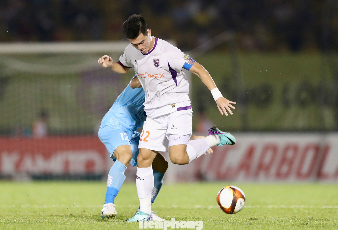 Khán giả sân Gò Đậu liên tục hô vang tên Tiến Linh khi chứng kiến phong độ rực sáng của tiền đạo này. Khán giả sân Gò Đậu liên tục hô vang tên Tiến Linh khi chứng kiến phong độ rực sáng của tiền đạo này.