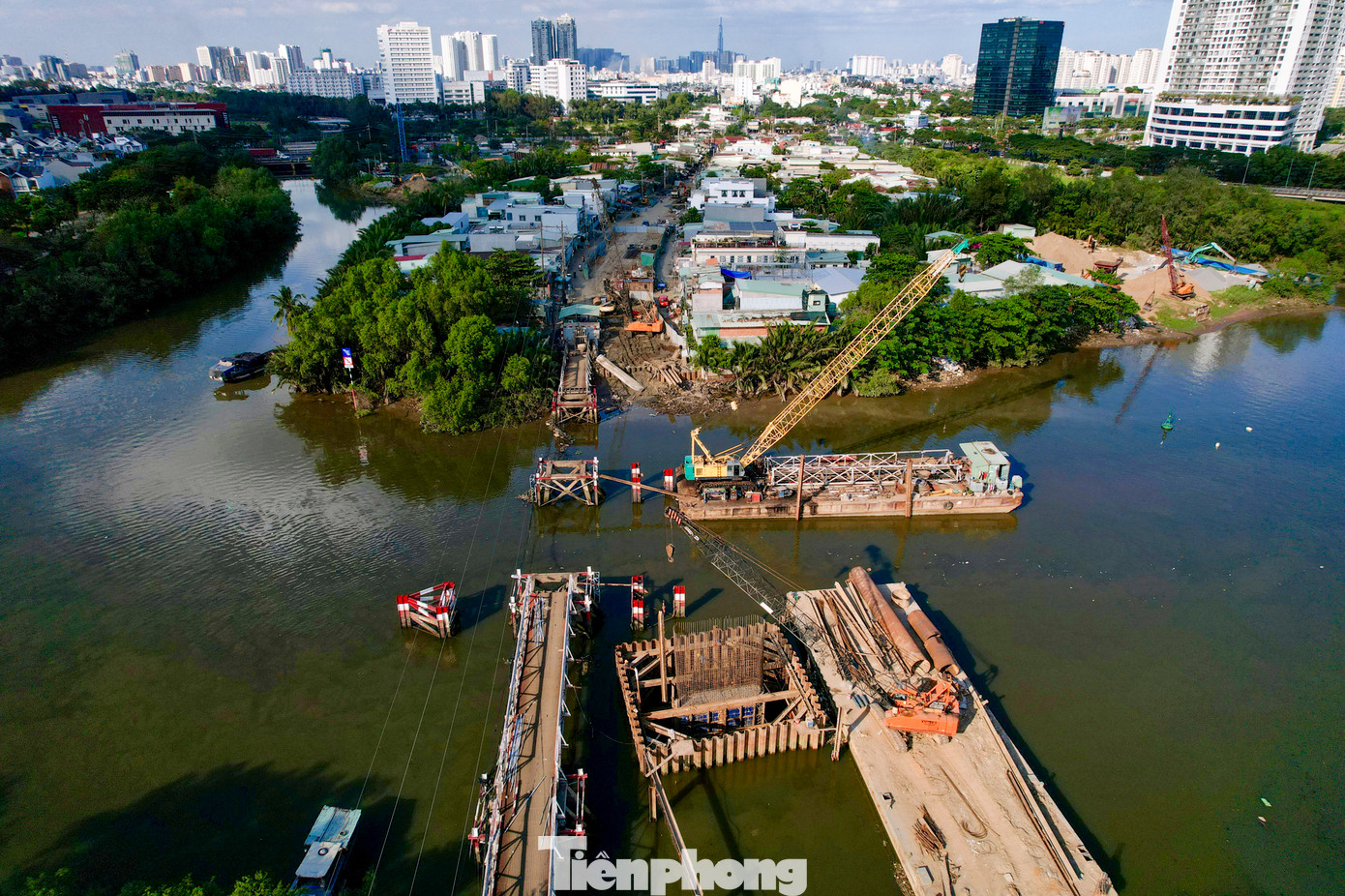 Cầu Rạch Đỉa nằm trên đường Lê Văn Lương, bắc qua tuyến rạch cùng tên, đang được nhà thầu tháo dỡ nhằm tạo không gian thi công cầu mới sát bên. Trước đó, từ hôm 25/11 xe đã bị cấm qua cầu, đi theo lộ trình khác để đảm bảo an toàn.