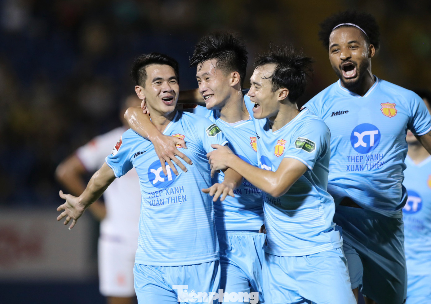 CLB Nam Định là đội gây bất ngờ với bàn mở tỷ số do công của Văn Kiên. CLB Nam Định là đội gây bất ngờ với bàn mở tỷ số do công của Văn Kiên.