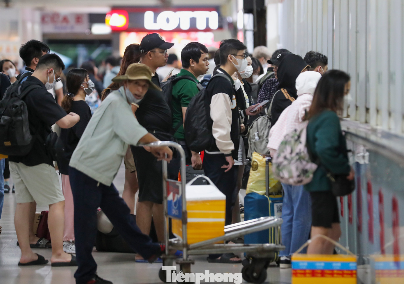 Đại diện bến xe Miền Đông mới cho biết lượng khách đến bến trong hôm nay tăng cao đột biến do đợt nghỉ lễ 2/9 kéo dài 4 ngày nên mọi người tranh thủ về quê thăm gia đình cũng như đi du lịch.