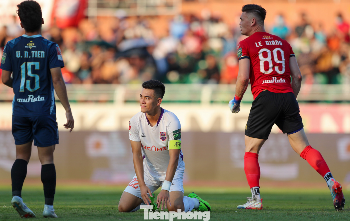 Tiến Linh không thể hiện được nhiều và sớm bị thay ra trong hiệp 2. Tiến Linh không thể hiện được nhiều và sớm bị thay ra trong hiệp 2.