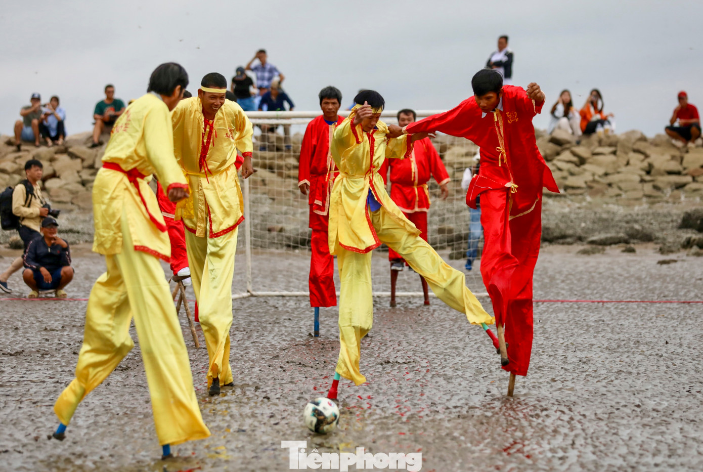 "Săn bàn" trên sân cát bằng những đôi cà kheo cao lênh khênh. "Săn bàn" trên sân cát bằng những đôi cà kheo cao lênh khênh.