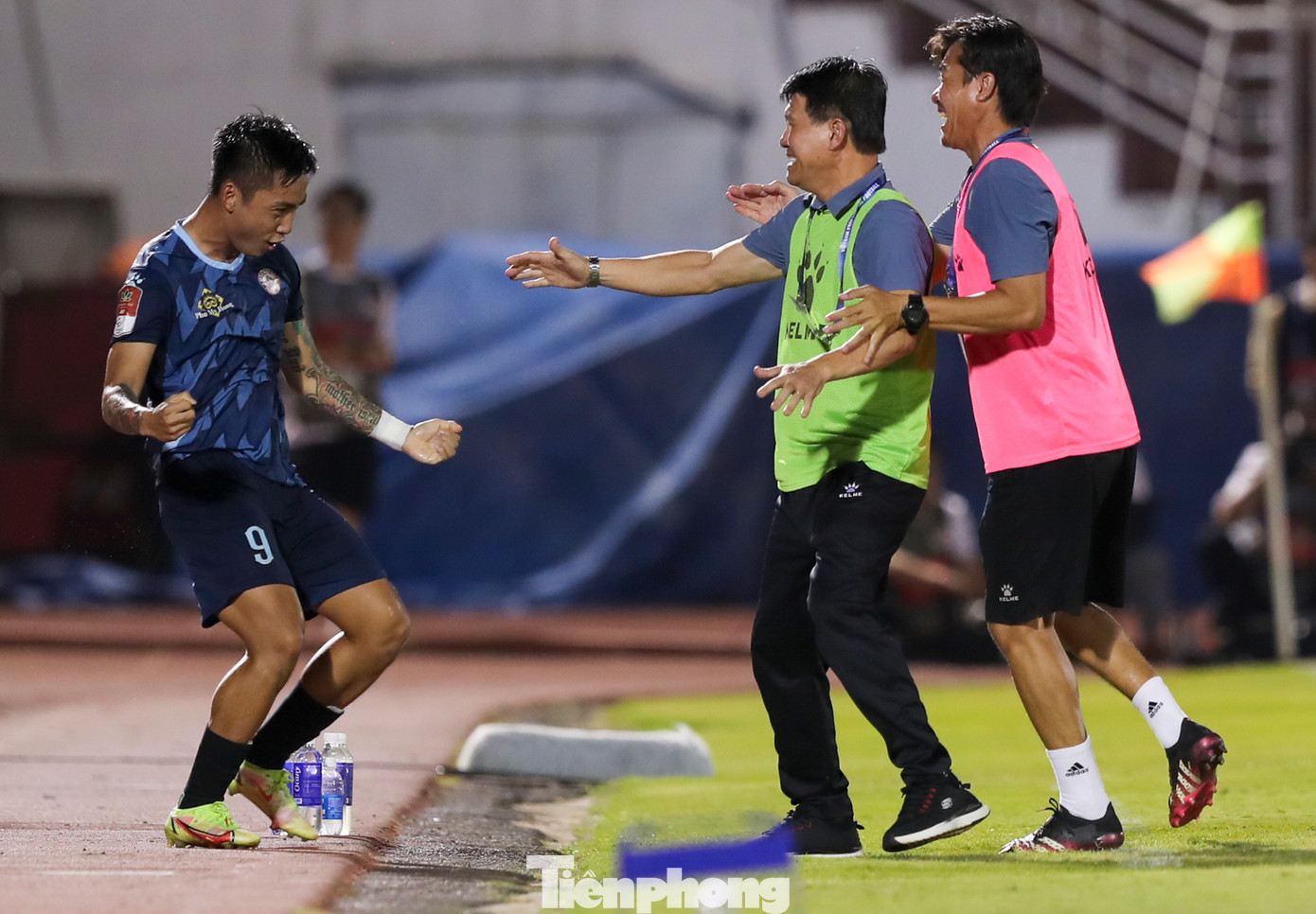 Ở trận đấu cùng giờ, Đà Nẵng giành chiến thắng 3-1 trên sân của Khánh Hòa. Tuy nhiên, Đà Nẵng vẫn đứng cuối với 14 điểm, kém TPHCM và Bình Dương 1 điểm. Điều đó có nghĩa là đội bóng sông Hàn sẽ phải chia tay V-League và xuống chơi giải Hạng nhất mùa tới. Ở trận đấu cùng giờ, Đà Nẵng giành chiến thắng 3-1 trên sân của Khánh Hòa. Tuy nhiên, Đà Nẵng vẫn đứng cuối với 14 điểm, kém TPHCM và Bình Dương 1 điểm. Điều đó có nghĩa là đội bóng sông Hàn sẽ phải chia tay V-League và xuống chơi giải Hạng nhất mùa tới.