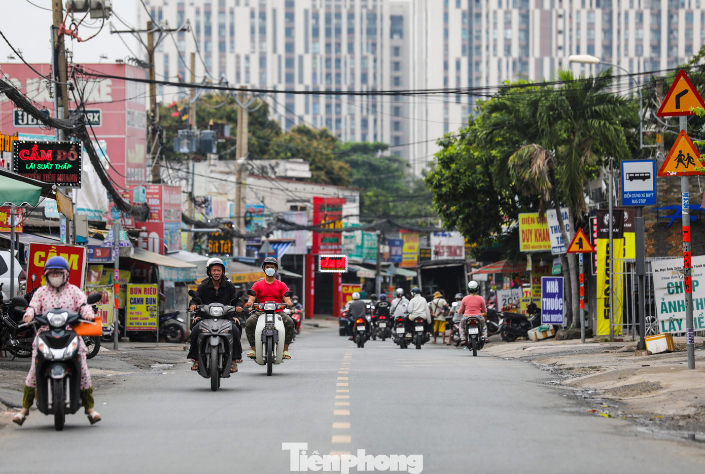 Đường Nguyễn Thị Định nằm ngay cửa ngõ phía đông, lượng phương tiện lưu thông lớn, dẫn đến tình trạng ùn tắc giao thông nghiêm trọng vào giờ cao điểm