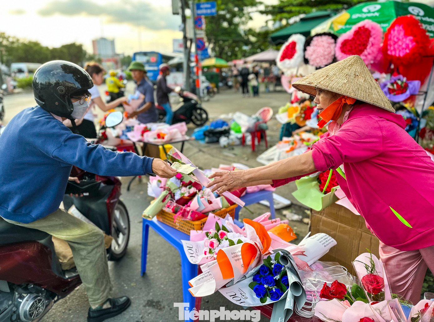 Càng về giờ tan tầm, nhiều người tranh thủ đến mua từng bó hoa nhỏ để kịp đem về tặng người thân.
