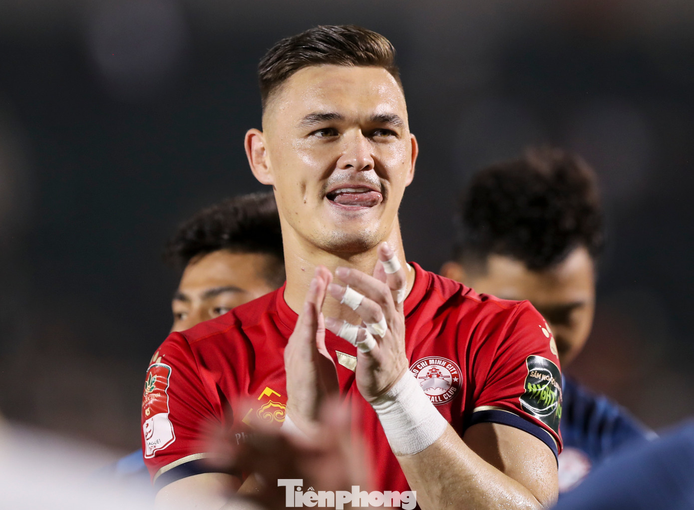 Niềm vui của Patrik Lê Giang sau trận đấu. Thủ thành Việt kiều chiếm được rất nhiều cảm tình nơi người hâm mộ khi anh là một trong những sự bổ sung chất lượng giúp CLB TPHCM trụ hạng thành công ở mùa giải năm nay. Niềm vui của Patrik Lê Giang sau trận đấu. Thủ thành Việt kiều chiếm được rất nhiều cảm tình nơi người hâm mộ khi anh là một trong những sự bổ sung chất lượng giúp CLB TPHCM trụ hạng thành công ở mùa giải năm nay.