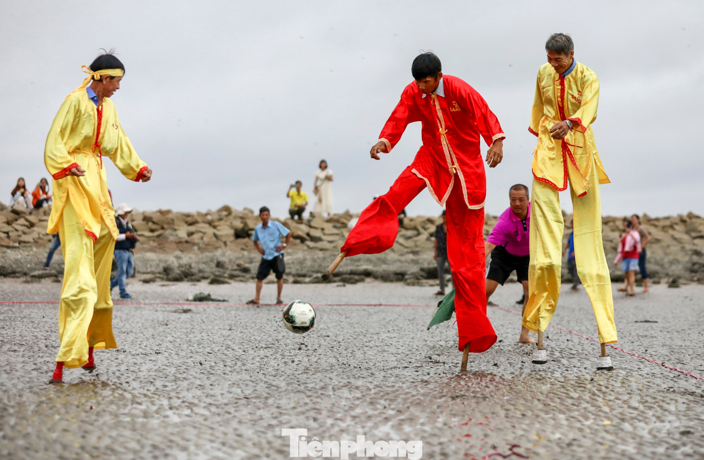 Du khách đến dự Lễ hội Nghinh Ông - Cần Giờ (TPHCM) ngoài tham gia nhiều hoạt động, chương trình văn hóa nghệ thuật, thể dục thể thao, trò chơi dân gian.., tỏ ra vô cùng thích thú khi được thưởng thức trận đấu bóng đá độc đáo của người dân làng chài: cầu thủ đeo bộ cà kheo cao lênh khênh tranh tài trên sân cát. Du khách đến dự Lễ hội Nghinh Ông - Cần Giờ (TPHCM) ngoài tham gia nhiều hoạt động, chương trình văn hóa nghệ thuật, thể dục thể thao, trò chơi dân gian.., tỏ ra vô cùng thích thú khi được thưởng thức trận đấu bóng đá độc đáo của người dân làng chài: cầu thủ đeo bộ cà kheo cao lênh khênh tranh tài trên sân cát.