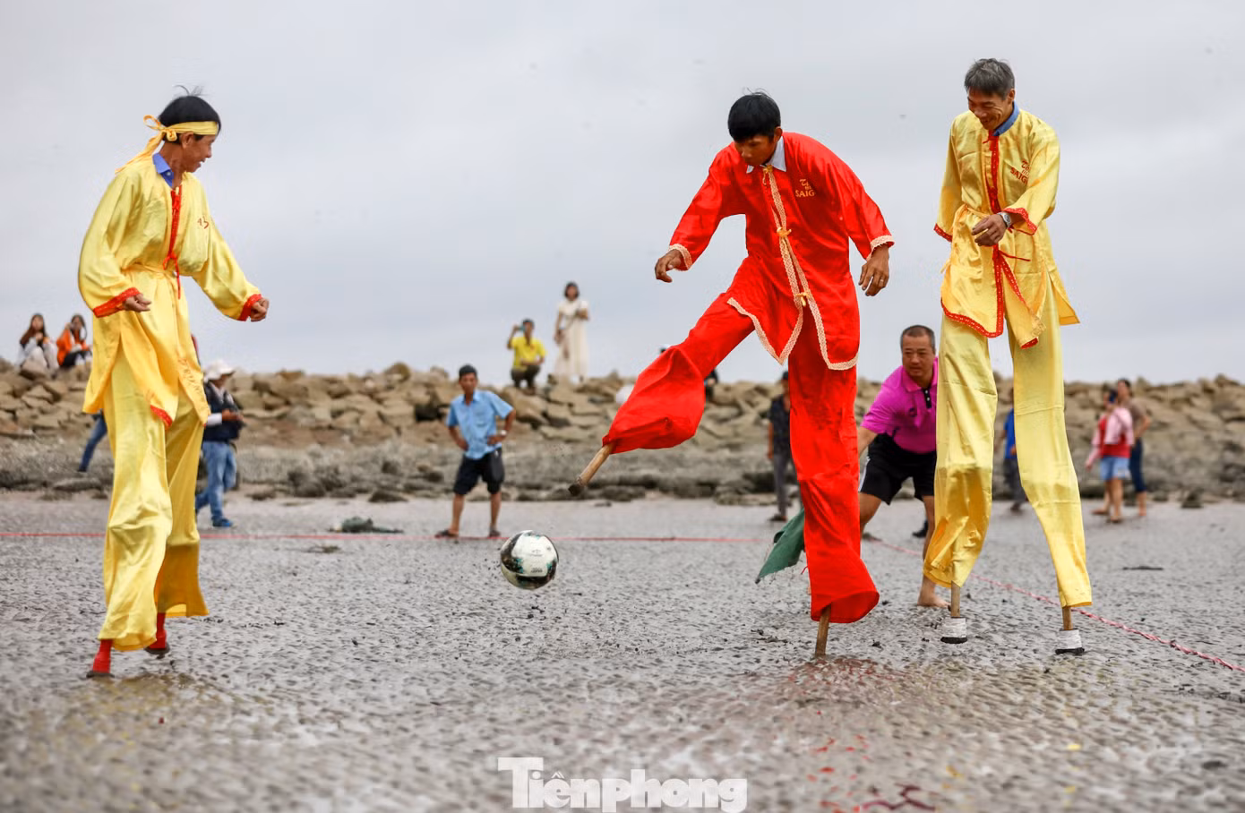 Du khách đến dự Lễ hội Nghinh Ông - Cần Giờ (TPHCM) ngoài tham gia nhiều hoạt động, chương trình văn hóa nghệ thuật, thể dục thể thao, trò chơi dân gian.., tỏ ra vô cùng thích thú khi được thưởng thức trận đấu bóng đá độc đáo của người dân làng chài: cầu thủ đeo bộ cà kheo cao lênh khênh tranh tài trên sân cát.