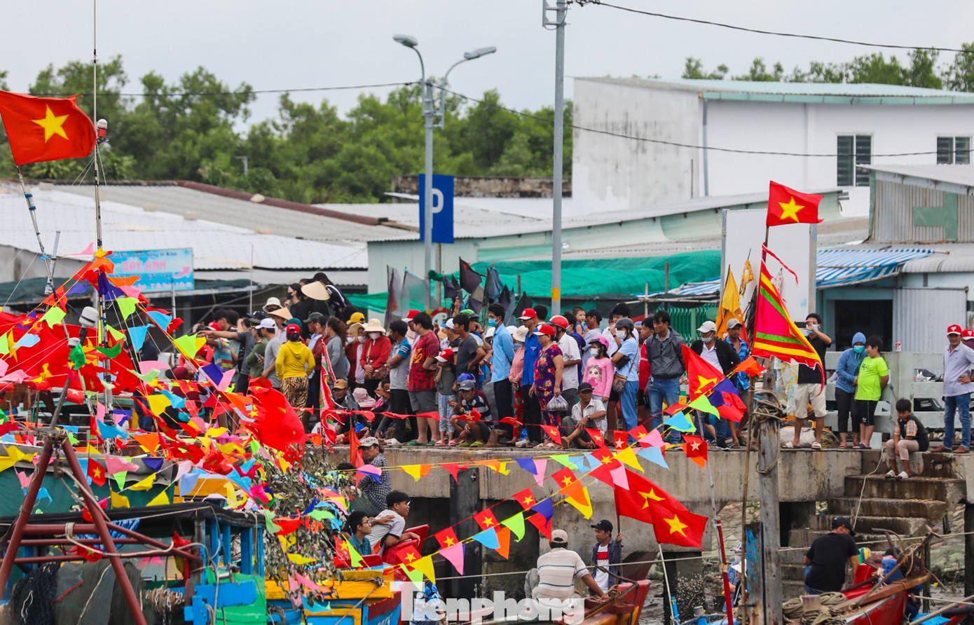 Chính vì sự lưu truyền đó mà cá Ông hay cá voi là một linh vật, một vị thần phù trợ hết sức linh thiêng đối với người đi biển. Từ truyền miệng, niềm tin này lớn dần và trở thành tín ngưỡng phổ biến của ngư dân, cầu mưa thuận gió hòa, cầu quốc thái dân an, đặc biệt cầu mong sự an toàn cho những người đi biển.