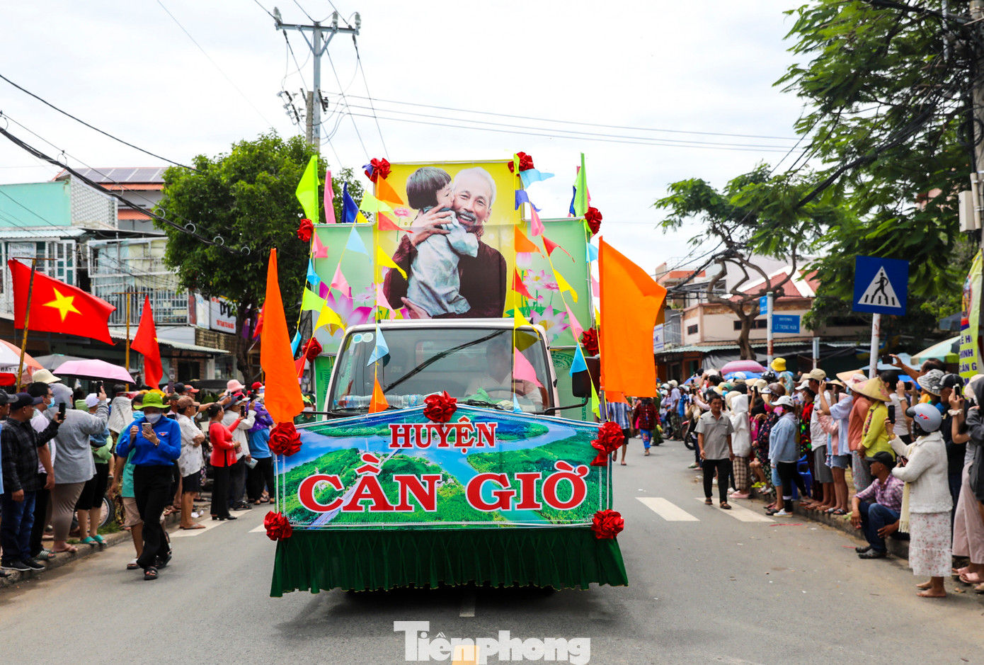 Dân chúng đứng xem hai bên đường, hò reo cổ vũ khi xe rước Ông đi qua.