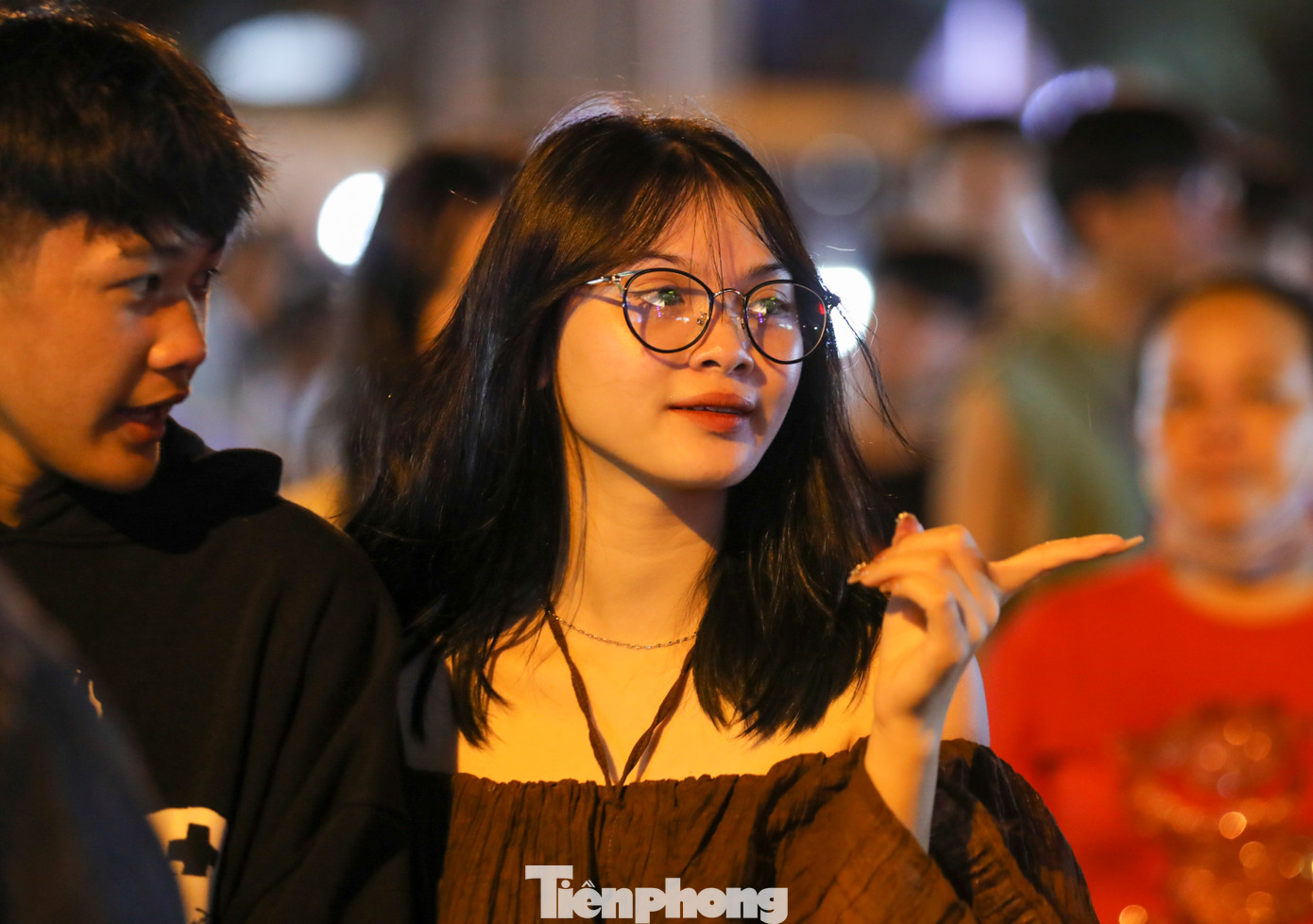 Trong đêm Trung thu, nhiều nam thanh nữ tú hân hoan hòa vào lễ hội đặc sắc.