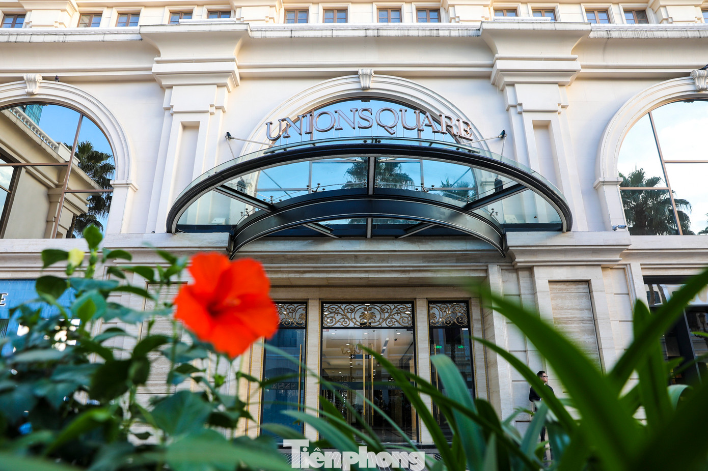 Trung tâm này nằm trên khu đất đắt đỏ, đắc địa giữa TPHCM có diện tích khoảng 8.800 m2, tổng diện tích sàn lên đến 91.000 m2, quy mô 6 tầng hầm và 9 tầng nổi, trong đó có 5 tầng nổi là khách sạn 5 sao.