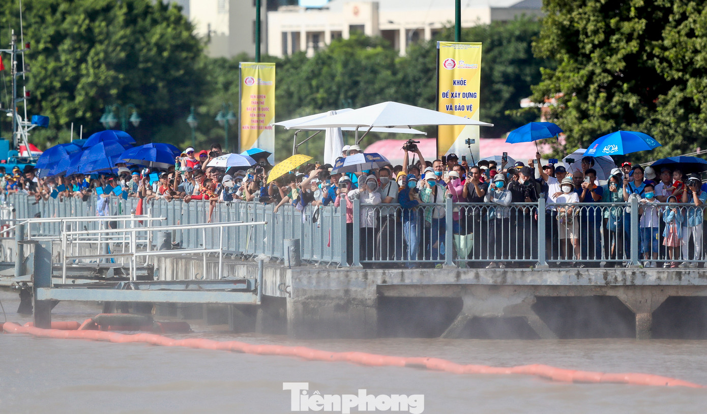 Giải đấu diễn ra từ 8h đến 11h nhưng khá đông người dân đã có mặt từ rất sớm để theo dõi và cổ vũ các VĐV.
