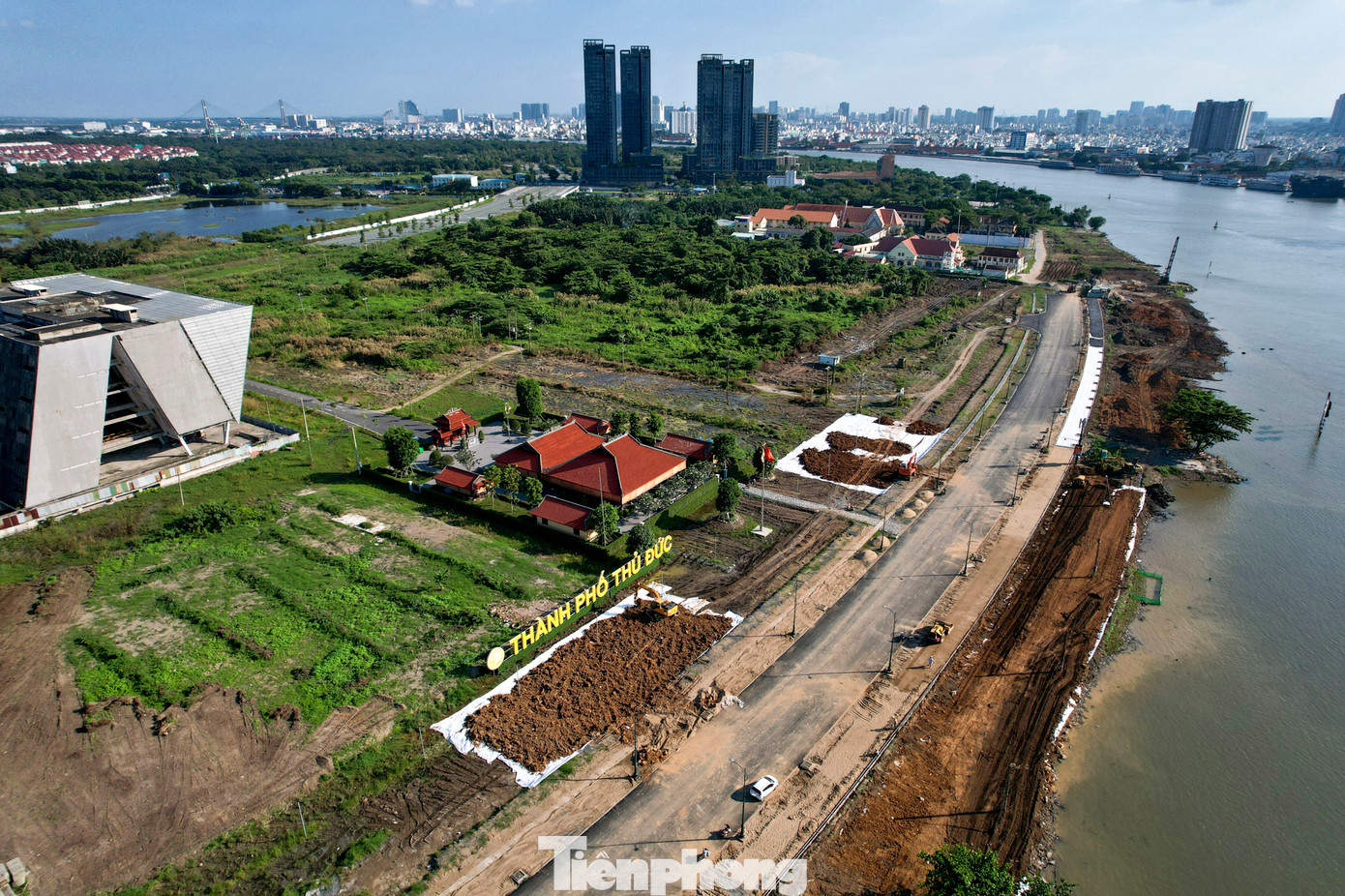 So với bờ sông Sài Gòn phía quận 1, bờ phía TP Thủ Đức vẫn còn hoang sơ, nhiều lau sậy, cỏ dại. Vừa qua TP Thủ Đức đã đề xuất cải tạo khu vực này từ nguồn xã hội hóa, không dùng ngân sách. Nơi đây sẽ hình thành sân chơi mới cho người dân trong thời gian chờ dự án đầu tư xây dựng công viên dọc bờ sông và quảng trường trung tâm theo đúng quy hoạch.