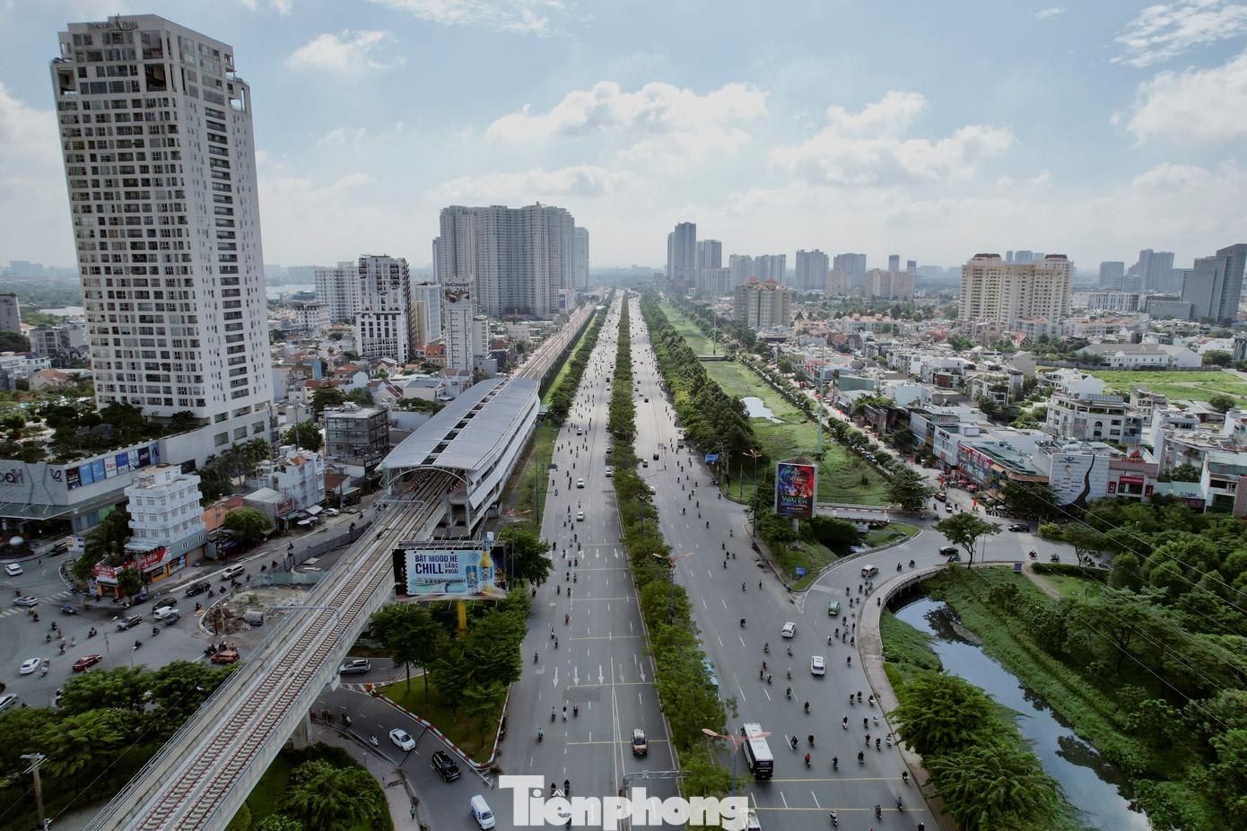 Dọc đường Võ Nguyên Giáp, phía bên trái hướng từ trung tâm thành phố đi ra còn có tuyến metro số 1 Bến Thành - Suối Tiên chạy song song. Dự kiến, metro số 1 sẽ hoàn thành đưa vào khai thác đầu năm 2024.
