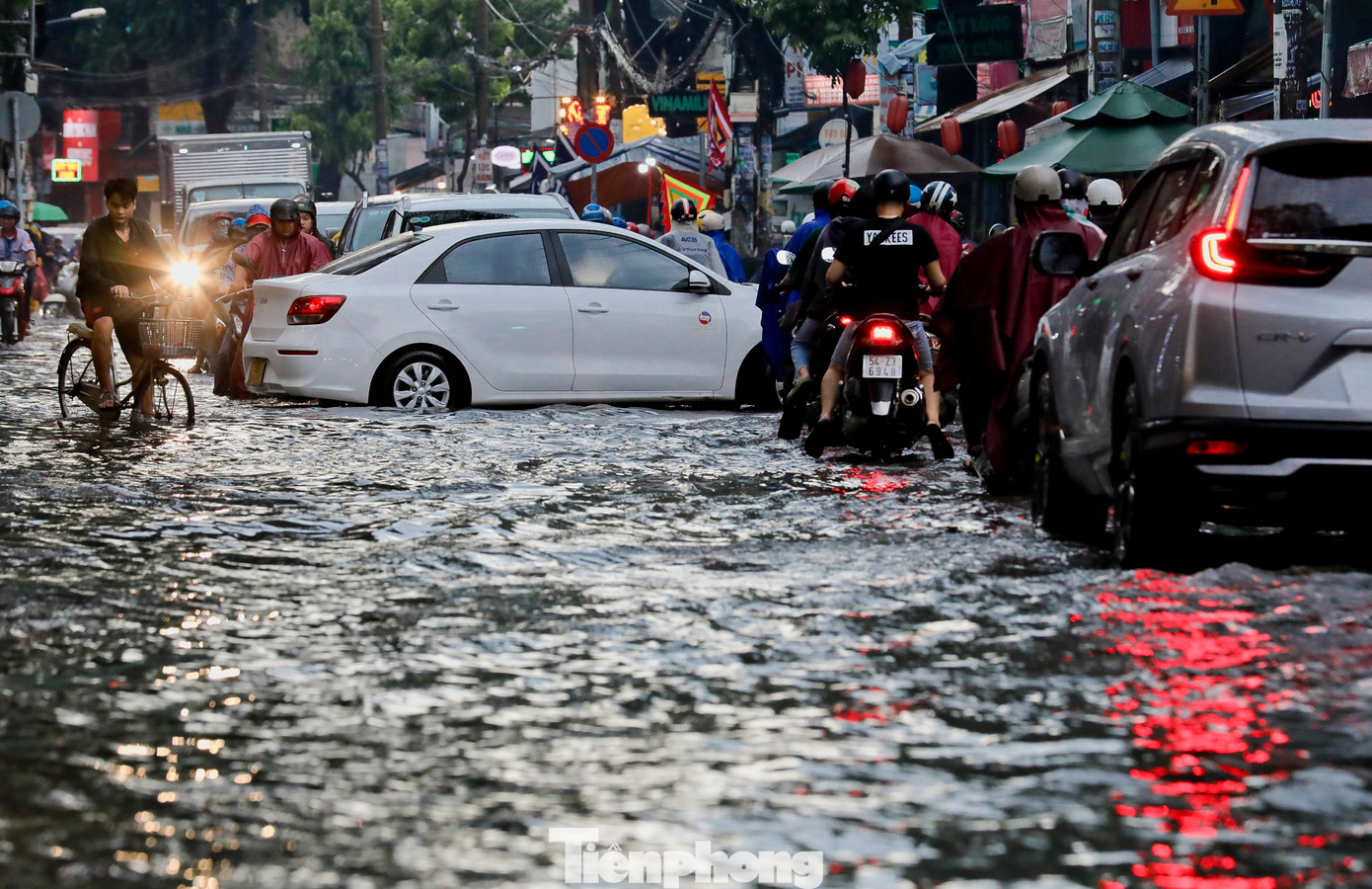 Một số xe chọn cách quay đầu lại khi nhìn thấy phía trước ngập khá sâu.