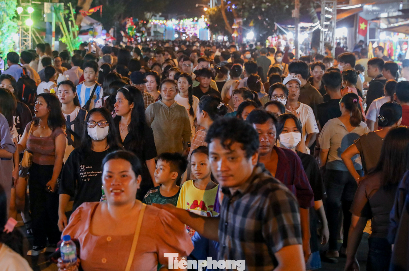 Cùng với nhân dân địa phương, Cần Giờ cũng thu hút lượng lớn bà con, du khách từ nhiều nơi tìm về huyện đảo để hòa vào bầu không khí sôi động của Lễ hội Nghinh Ông đang diễn ra.