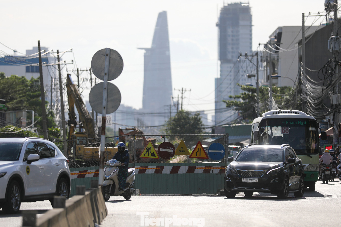 Tại giao lộ đường Lương Định Của - Trần Não (TP Thủ Đức) cũng chịu ảnh hưởng từ rào chắn thuộc dự án cải tạo nâng cấp đường Lương Định Của và dự án vệ sinh môi trường TPHCM (giai đoạn 2) đang thi công cùng thời điểm.