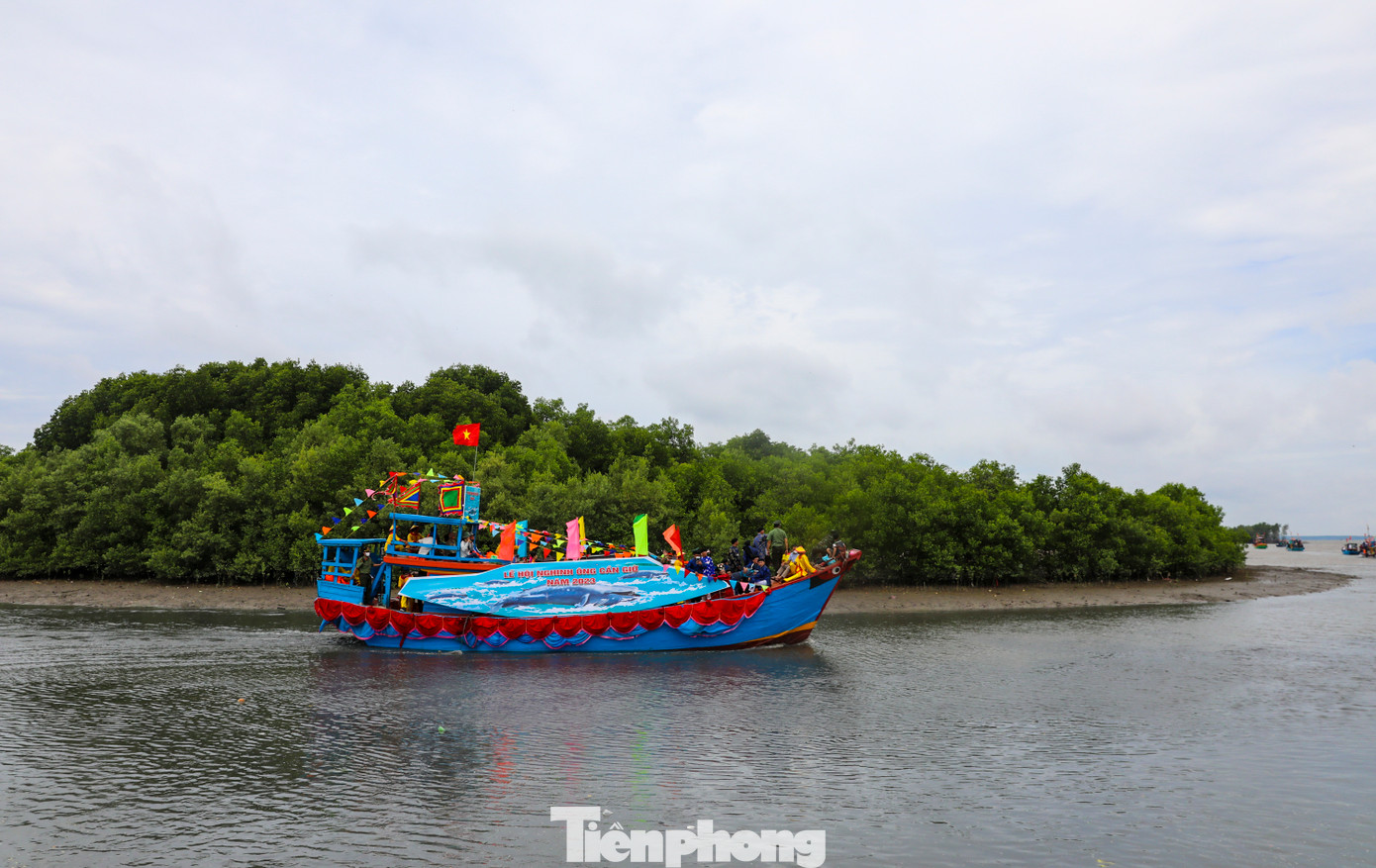 Khoảng 9h30, tại bến đò cơ khí, tàu chính tham gia lễ hội Nghinh Ông chính thức xuất phát.