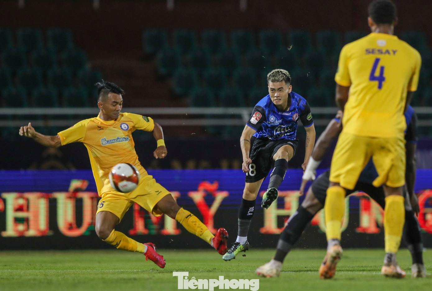Trở lại với trận đấu, cả CLB TPHCM lẫn Khánh Hòa đều chơi khá thận trọng trong hiệp 1. Nhưng hiệp 2 lại là diễn biến hoàn toàn khác, phút 61, tiền vệ Bùi Ngọc Long giúp đội nhà vượt lên với pha chớp thời cơ sắc lẹm.
